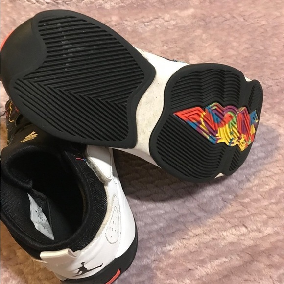 Jordan Black and White Sneakers with Sleek Design - Picture 4 of 5